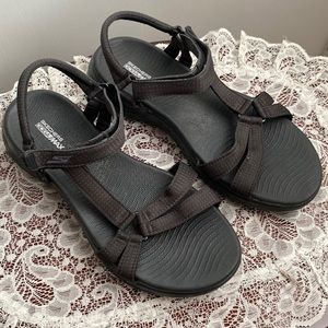 Skechers Goga Max Active Sandals Off black size 9 velcro adjustable ankle strap
